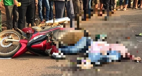 Ngã xuống đường, 2 cô gái trẻ bị xe khách cán qua tử vong