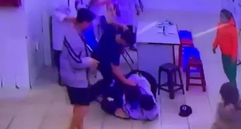 Hai cha con quậy tung khoa Cấp cứu, đánh điều dưỡng