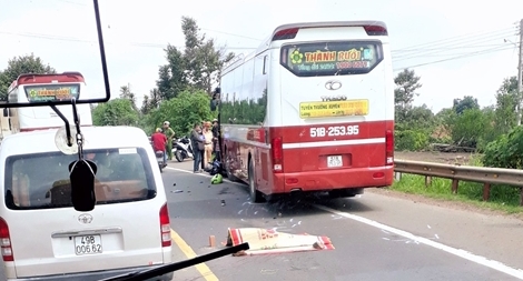 “Phượt thủ” lao đầu vào xe khách, tử vong