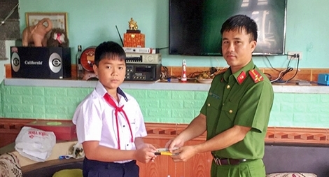 Nam sinh lớp 6 tìm trả gần 10 triệu đồng cho người đánh rơi
