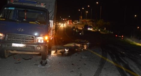 Tông vào xe tải, hai thanh niên tử vong tại chỗ