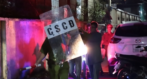 Cảnh sát khống chế kẻ giết em trai rồi khóa cửa cố thủ