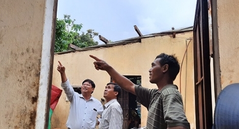 Lốc xoáy giật tung 38 mái nhà của người dân