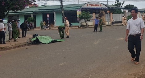 Ngã xuống đường, một phụ nữ bị xe tải tông tử vong