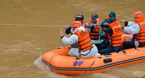 Mưa lớn, tạm dừng tìm kiếm 2 du khách bị nước lũ cuốn trôi