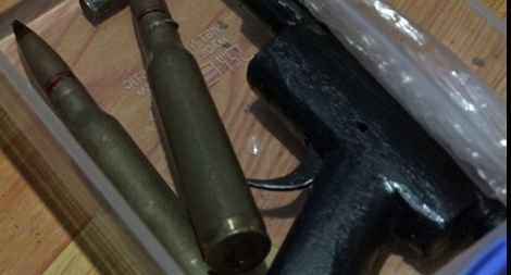 Khống chế ngáo đá, phát hiện nhiều vũ khí trong phòng ngủ