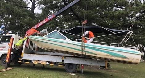 Bắt hai canô chở khách vào “cây thông cô đơn”