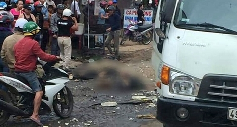 Xe tải mất lái đâm 5 ô tô đỗ bên lề đường, hai thiếu nữ tử vong