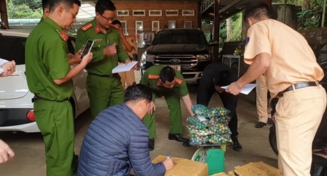 Cảnh sát giao thông bắt đối tượng vận chuyển pháo lậu