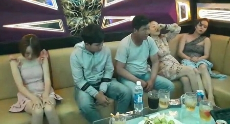 Hai nhóm thanh niên thuê phòng VIP để bay lắc