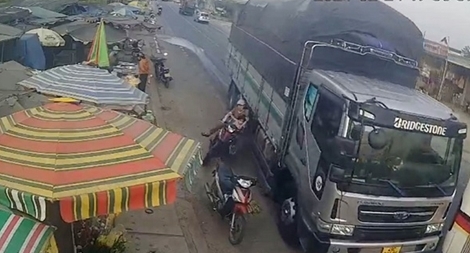 Triệu tập tài xế suýt gây họa với 2 mẹ con trên đường