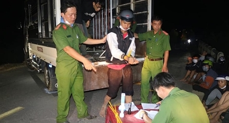 Xuyên đêm vây bắt nhóm quái xế tụ tập đua xe 