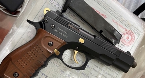 Đang bốc hàng, 2 cha con bị đối tượng đến gây sự rồi dùng súng bắn