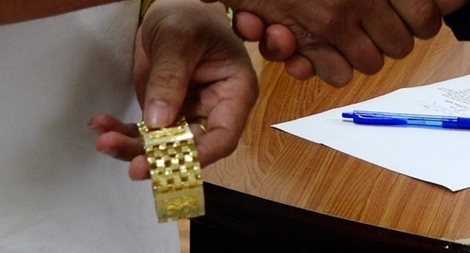 Công an tìm được người nhặt 2 lượng vàng trả người đánh rơi 