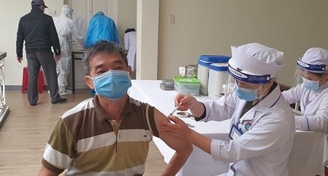 Lâm Đồng tiêm vaccine cho tài xế xe tải vận chuyển hàng hóa