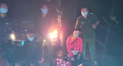 2 thanh niên “thông chốt”, chống người thi hành công vụ