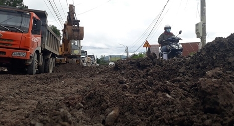 Đơn vị sửa chữa QL20 dùng đá dăm lẫn đất làm nền đường 