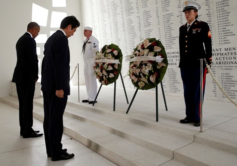 Thủ tướng Abe và Tổng thống Obama cùng "cúi đầu" ở Trân Châu Cảng