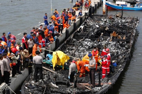 Phà chở gần 300 người cháy kinh hoàng ở ngoài khơi Indonesia