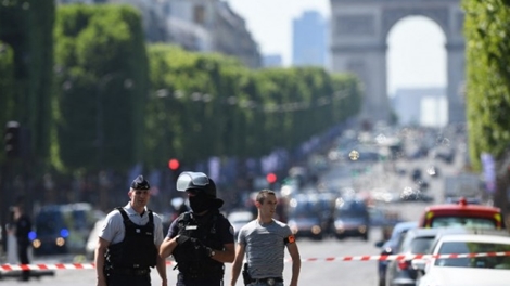 Vụ tông xe vào cảnh sát Pháp: Tìm thấy nhiều súng tại nhà thủ phạm 