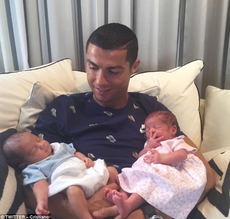 CR7 lần đầu tiên khoe ảnh cặp song sinh kháu khỉnh 