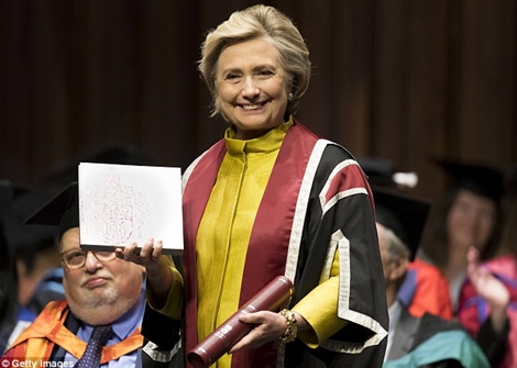 Bà Hillary Clinton rạng rỡ nhận bằng danh dự của đại học hàng đầu xứ Wales