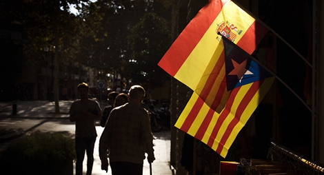 Tây Ban Nha dọa tước quyền tự trị của Catalonia 