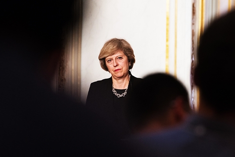 Thủ tướng Theresa May "xấu hổ" vì bê bối nhạy cảm của các nghị sĩ 