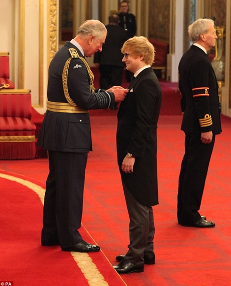 Sự cố hy hữu trong lễ trao Huân chương MBE của Hoàng gia Anh