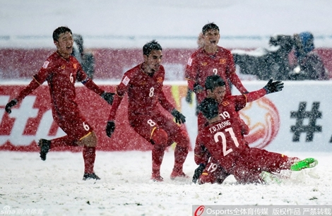 Báo giới nước ngoài sửng sốt về cú sút "cầu vồng trong tuyết" và U23 Việt Nam 