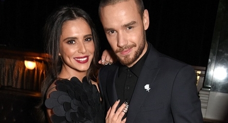 Vợ cũ Ashley Cole tình tứ bên trai trẻ mặc tin đồn lục đục 