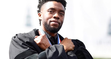 Nhận bằng tiến sĩ, Black Panther không quên chào kiểu Wakanda
