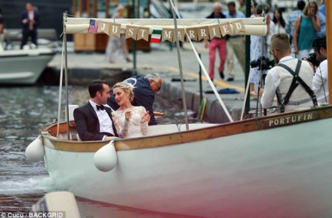 Cậu bé “răng thỏ” ngày nào của Harry Potter đã thành “chồng người ta”  