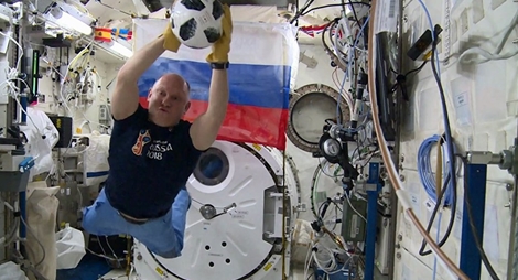 Trái bóng World Cup Telstar 18 vừa trở về từ trạm Quan sát Vũ trụ