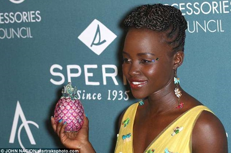 "Bạn gái Black Panther" đi sự kiện với ... "một quả dứa" trên tay