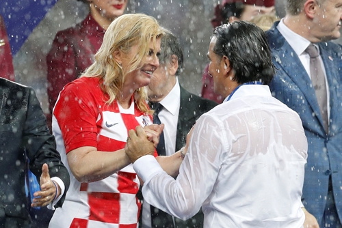 Nữ Tổng thống tóc vàng thông thạo 6 ngoại ngữ rơi lệ giữa cơn mưa