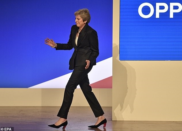 Thủ tướng Anh nhảy Dancing Queen tại đại hội của đảng Bảo Thủ 