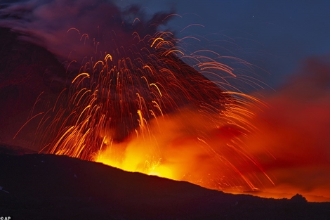 "Hot hit" vẻ đẹp kỳ diệu khi núi lửa cao nhất châu Âu phun trào 