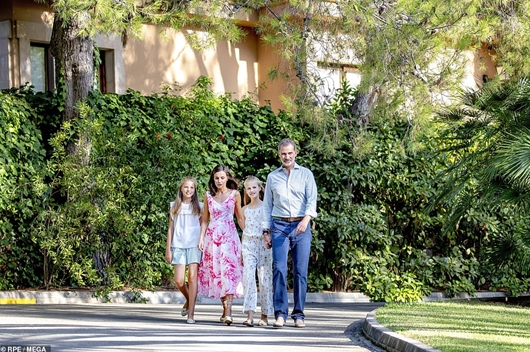 Nhà vua Tây Ban Nha khoe ảnh "mùa hè của gia đình" đẹp như tranh