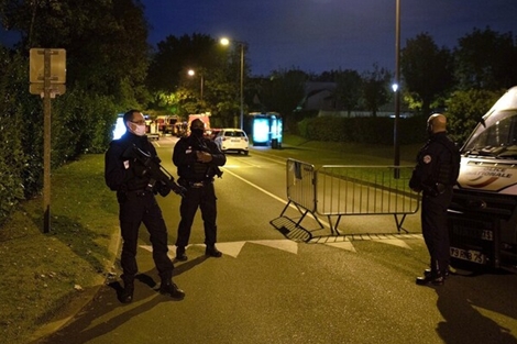 Một giáo viên tại Pháp bị chặt đầu man rợ ngay trên phố