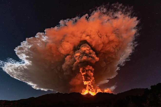 Núi Lửa Etna Phun Trào Đài Dung Nham 1.500 Mét - Báo Công An Nhân Dân Điện  Tử