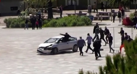 "Song phi" qua cửa kính ô tô khống chế tài xế xe điên