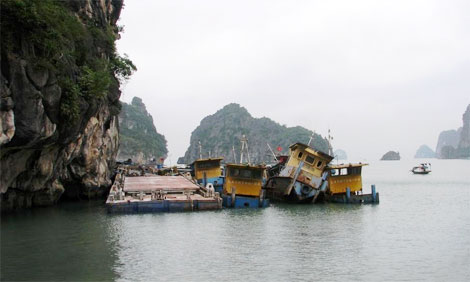 Di chuyển sà lan “đắp chiếu” của Vinashin ra khỏi vịnh Hạ Long