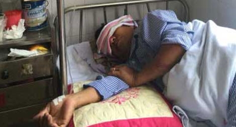 Bị nhắc nhở đậu xe lấn làn, tài xế taxi gọi người hành hung bảo vệ nhà hàng