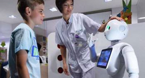 Robot tiếp nhận bệnh nhân