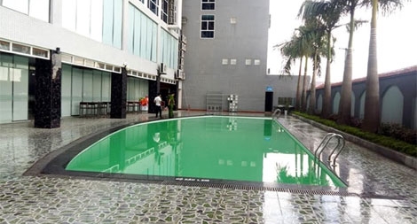 Bé trai 10 tuổi tử vong khi học bơi tại khách sạn 4 sao