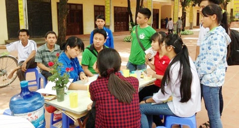 Tình nguyện viên cùng thí sinh bất chấp nắng nóng