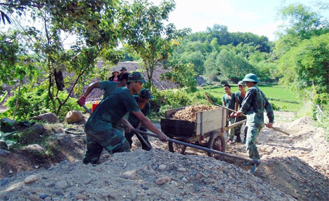 Đội “lửa trời” làm đường cho dân