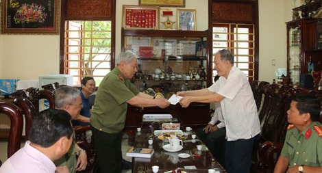 BLL cán bộ Công an chi viện chiến trường miền Nam, tặng quà gia đình chính sách