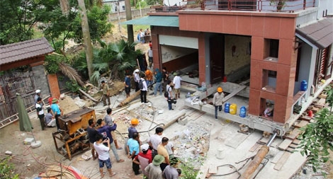 Di chuyển bằng con lăn căn biệt thự ba tầng nặng 800 tấn cách xa 40m